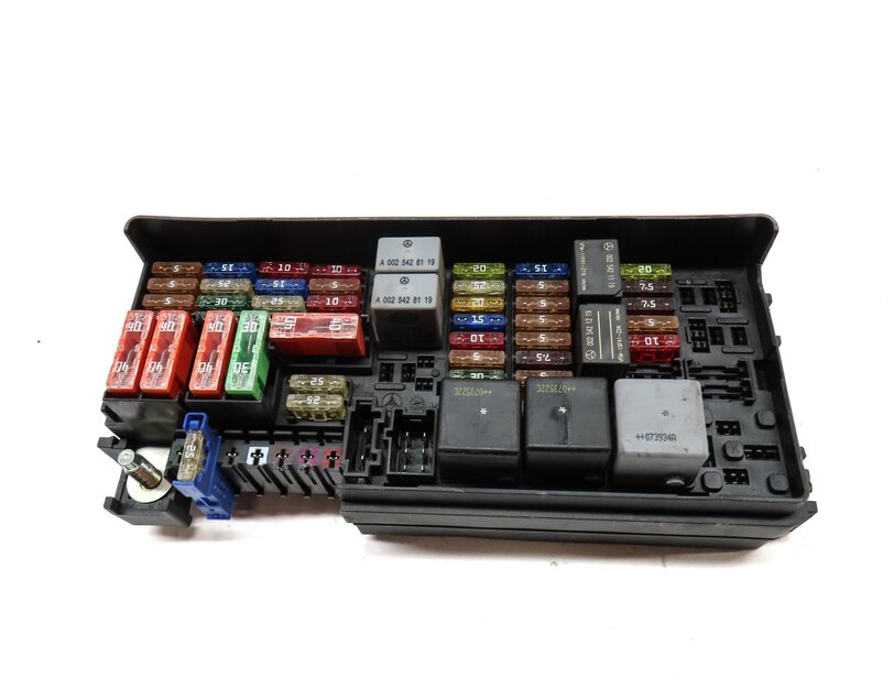Thumbnail 2: 2008 MERCEDES GL320 (X164) REAR TRUNK POWER JUNCTION FUSE BOX