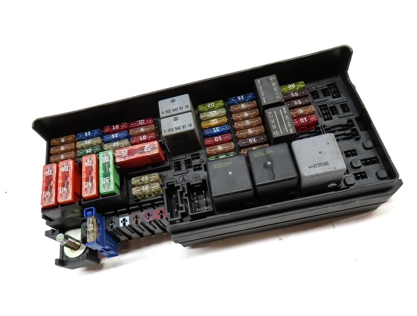 Thumbnail 3: 2008 MERCEDES GL320 (X164) REAR TRUNK POWER JUNCTION FUSE BOX