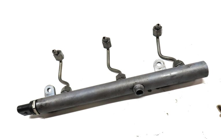 Thumbnail 3: 2008 MERCEDES GL320 (X164) 3.0L OM642 DIESEL ENGINE RIGHT FUEL RAIL w/ LINES