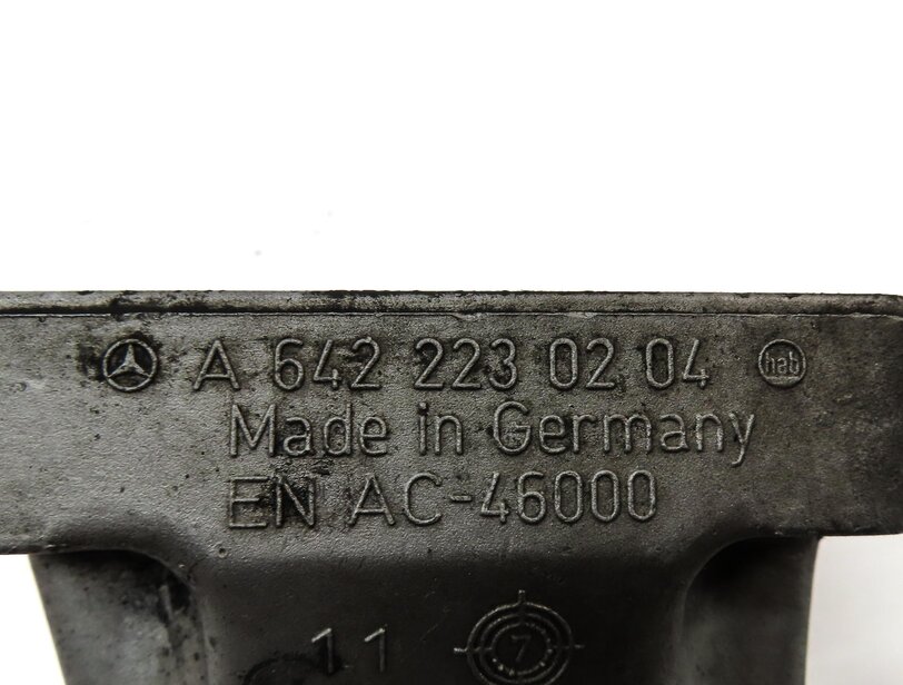 Thumbnail 6: 2008 MERCEDES GL320 (X164) 3.0L OM642 DIESEL ENGINE LEFT MOTOR MOUNT BRACKET