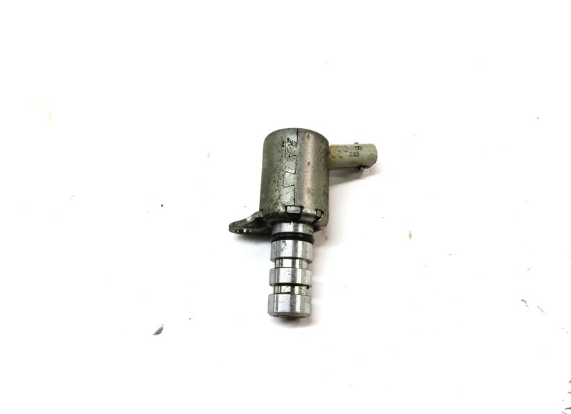 Thumbnail 4: 2013 AUDI A8 (D4 4H) 4.0L CEUA ENGINE VARIABLE VALVE TIMING SOLENOID (WHITE TOP)