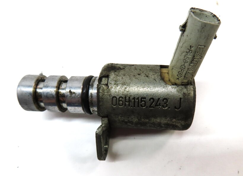 Thumbnail 5: 2013 AUDI A8 (D4 4H) 4.0L CEUA ENGINE VARIABLE VALVE TIMING SOLENOID (WHITE TOP)