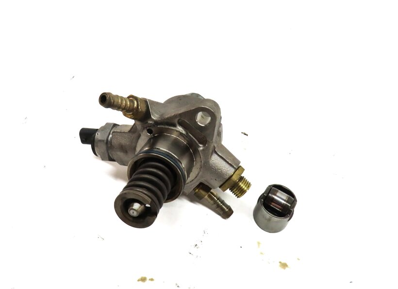 Thumbnail 1: 13-15 AUDI A8 S6 S7 S8 (C7 D4) 4.0L ENGINE LEFT OR RIGHT HIGH PRESSURE FUEL PUMP