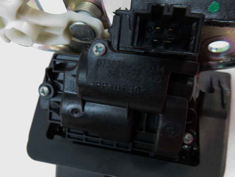 Thumbnail 7: 2015 AUDI Q3 (8U) REAR HATCH TRUNK LOCK LATCH ACTUATOR 8R0827505