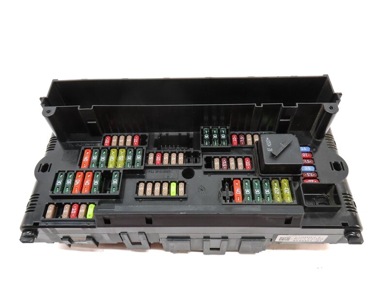 Thumbnail 2: 2011 BMW 750i (F01) FRONT POWER DISTRIBUTION RELAY FUSE BOX 61149234421