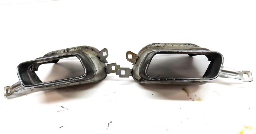 Thumbnail 2: 2011 BMW 750i (F01) 4.4L N63 ENGINE REAR LEFT & RIGHT EXHAUST MUFFLER TIP SET 2