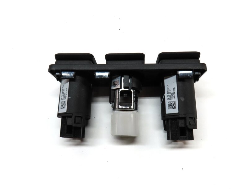 Thumbnail 6: 2017 LAND ROVER DISCOVERY SPORT (L550) REAR 5V 12V SOCKET PLUG CHARGE PLUG PANEL