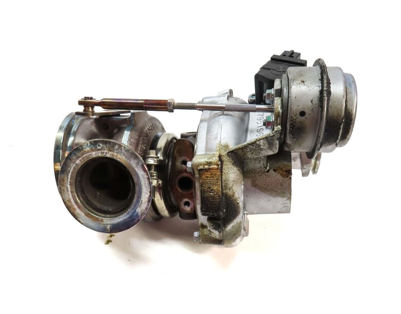 Thumbnail 4: 08-14 BMW 550i 750i X5 X6 (E70 E71 F01 F10) 4.4L N63 ENGINE - RIGHT TURBOCHARGER