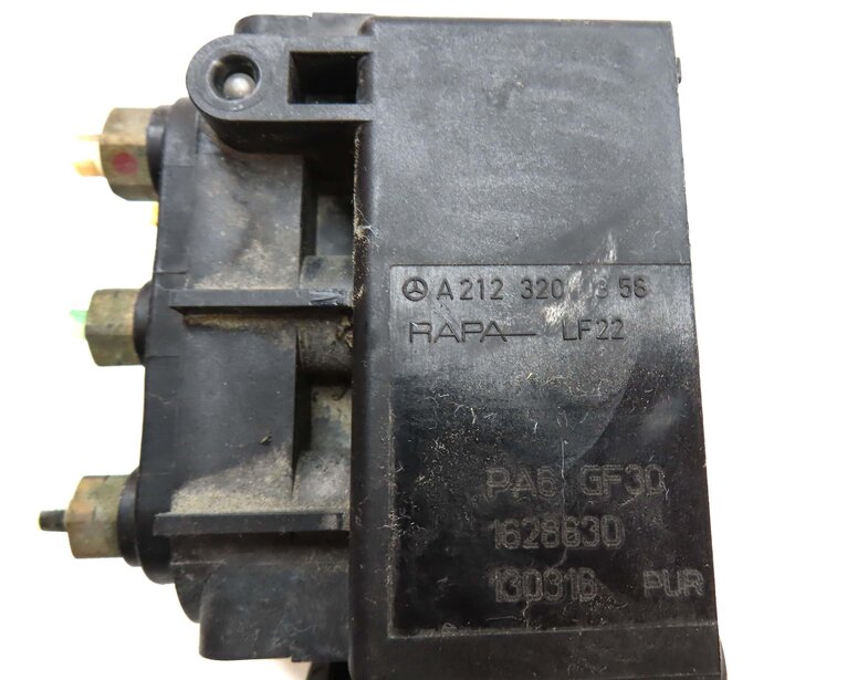 Thumbnail 7: 2013 MERCEDES GL450 (X166) AIR SUSPENSION VALVE BLOCK