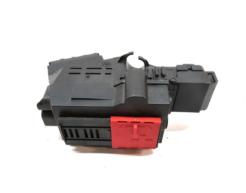 Thumbnail 2: 2013 MERCEDES GL450 (X166) POSITIVE BATTERY JUMP POST TERMINAL FUSE PLATE