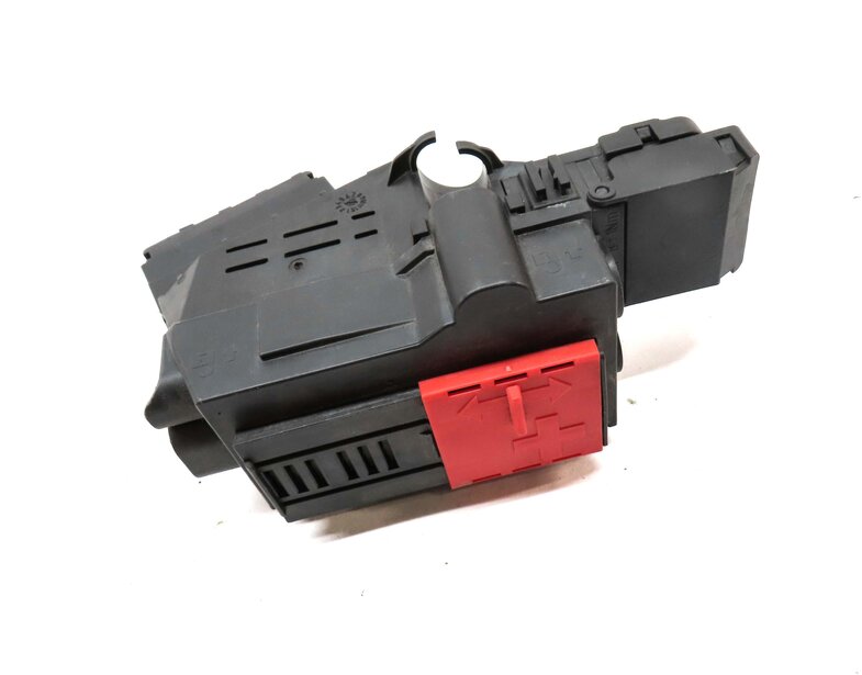 Thumbnail 3: 2013 MERCEDES GL450 (X166) POSITIVE BATTERY JUMP POST TERMINAL FUSE PLATE