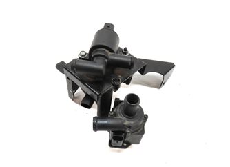 2014 AUDI Q5 (B8 8R) 2.0L HYBRID (CHJA) ENGINE WATER PUMP BRACKET w/3 PUMPS