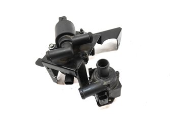 Thumbnail 2: 2014 AUDI Q5 (B8 8R) 2.0L HYBRID (CHJA) ENGINE WATER PUMP BRACKET w/3 PUMPS