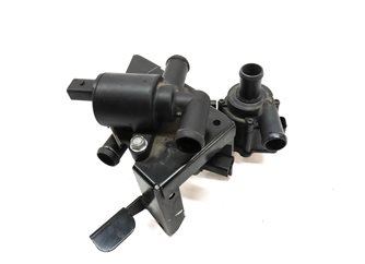 Thumbnail 4: 2014 AUDI Q5 (B8 8R) 2.0L HYBRID (CHJA) ENGINE WATER PUMP BRACKET w/3 PUMPS