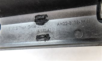 Thumbnail 7: 2010-2013 LAND ROVER LR4 - FRONT UPPER HOOD CENTER AIR VENT GRILLE (Grey)