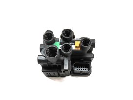 Thumbnail 4: 15 LAND RANGE ROVER SPORT (L494) REAR AIR SUSPENSION TRANSFER RELIEF VALVE BLOCK
