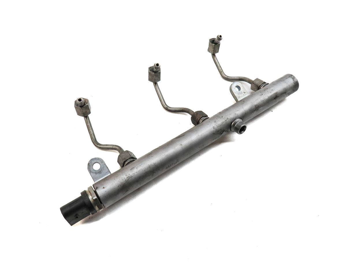 2009 MERCEDES GL320 (X164) 3.0L DIESEL RIGHT ENGINE FUEL INJECTOR RAIL w/LINES