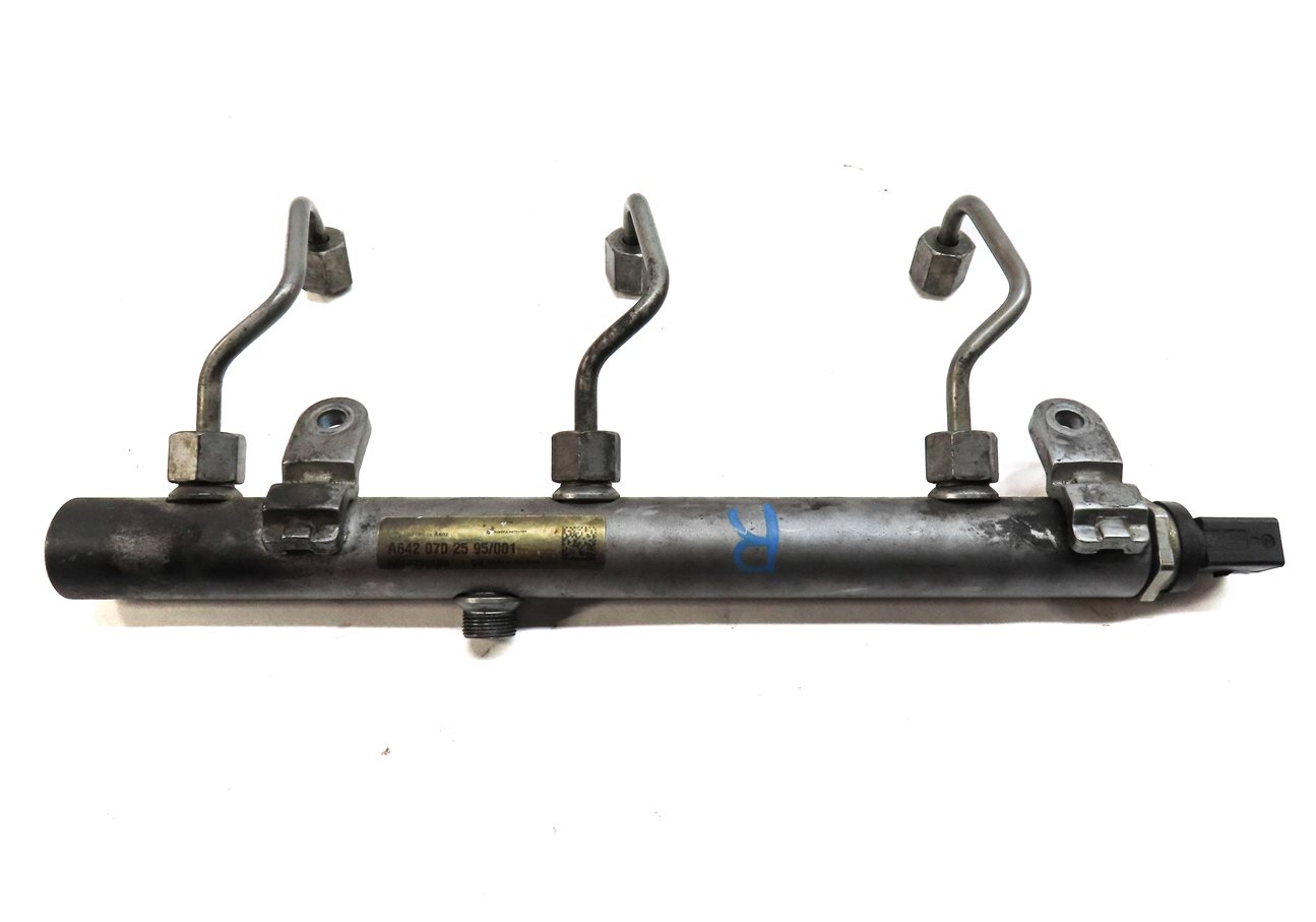 Thumbnail 7: 2009 MERCEDES GL320 (X164) 3.0L DIESEL RIGHT ENGINE FUEL INJECTOR RAIL w/LINES