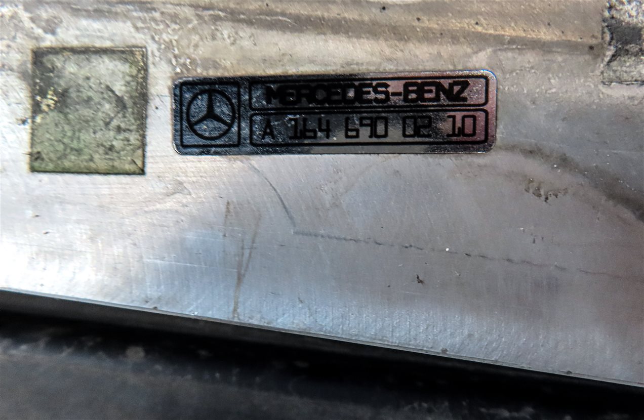 Thumbnail 5: 08-12 MERCEDES GL-CLASS (X164) RIGHT PASSENGER RUNNING BOARD STEP TRIM w/ MOUNT