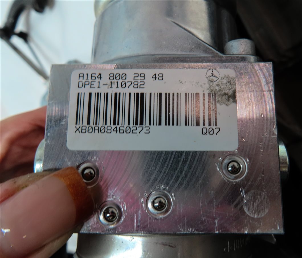 Thumbnail 13: 07-09 GL320 GL450 GL550 (X164) REAR HATCH CARGO TRUNK DOOR HYDRAULIC PUMP w/ RAM