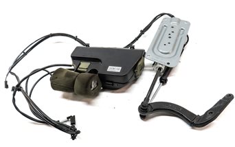 Thumbnail 4: 10-12 GL450 GL550 W164 X164 REAR TRUNK HATCH LIFT ASSIST MOTOR ASSEMBLY