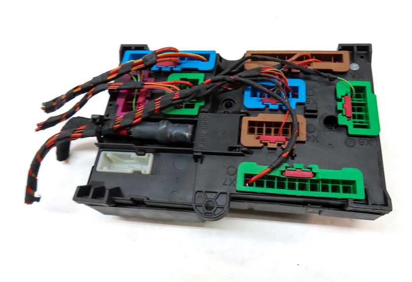 Thumbnail 6: 2020 BMW X3 (G01) REAR POWER JUNCTION RELAY FUSE BOX
