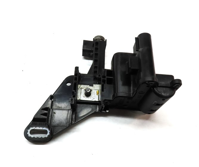 Thumbnail 2: 2014 BMW 328D (F30) 2.0L TURBO DIESEL (N47T) ENGINE BATTERY JUMP POST TERMINAL