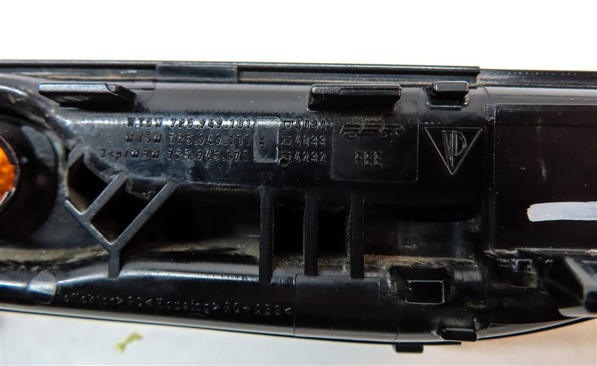 Thumbnail 5: 2013 PORSCHE CAYENNE (958) FRONT LEFT DRIVER FENDER SIDE MARKER LIGHT HOUSING