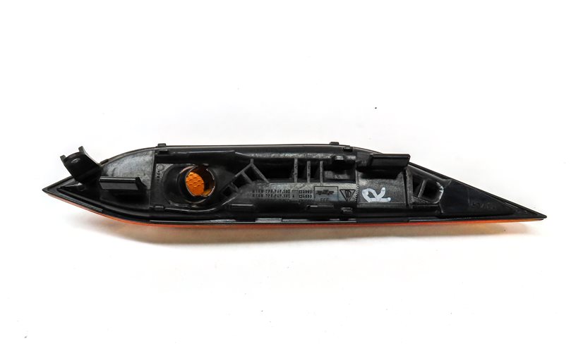 Thumbnail 4: 13 PORSCHE CAYENNE (958) FRONT RIGHT PASSENGER FENDER SIDE MARKER LIGHT HOUSING