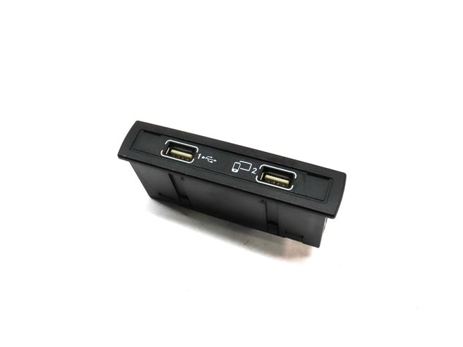 2016 MERCEDES GLA250 (X156) USB PLUG IN PANEL