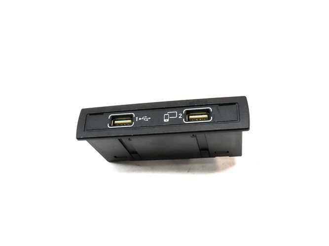 Thumbnail 2: 2016 MERCEDES GLA250 (X156) USB PLUG IN PANEL