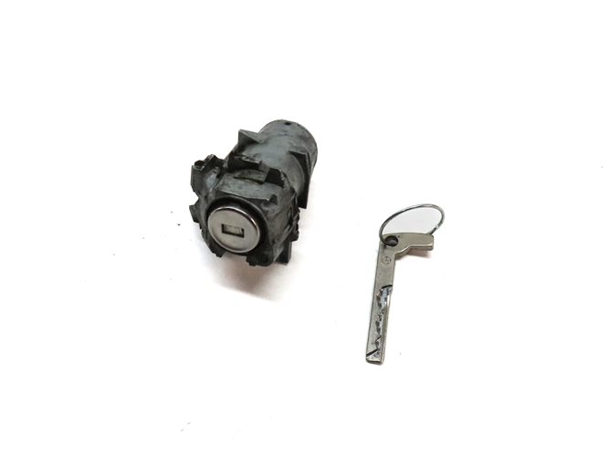 2016 MERCEDES GLA250 (X156) FRONT LEFT DRIVER DOOR HANDLE LOCK CYLINDER w/ KEY