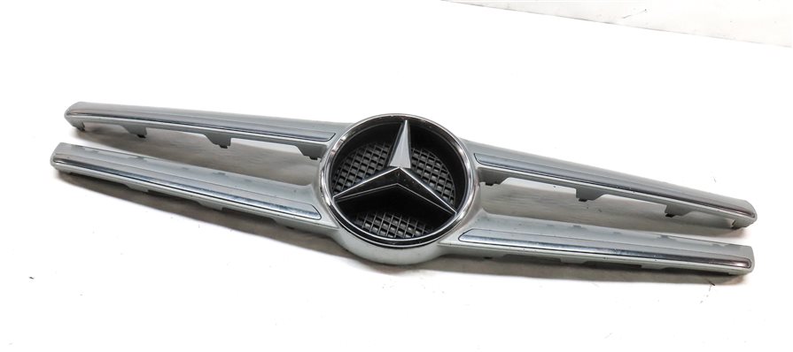 2015-2017 MERCEDES BENZ GLA250 (X156) FRONT UPPER CENTER HOOD VENT GRILLE TRIM