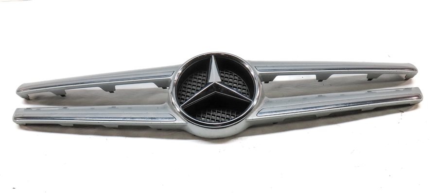 Thumbnail 2: 2015-2017 MERCEDES BENZ GLA250 (X156) FRONT UPPER CENTER HOOD VENT GRILLE TRIM