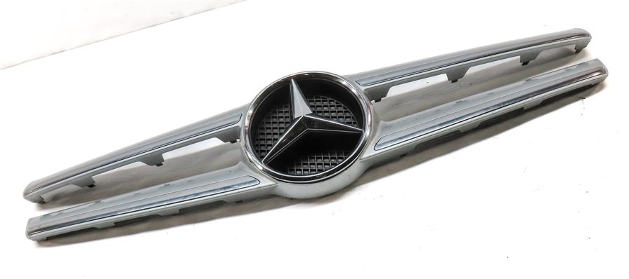 Thumbnail 3: 2015-2017 MERCEDES BENZ GLA250 (X156) FRONT UPPER CENTER HOOD VENT GRILLE TRIM