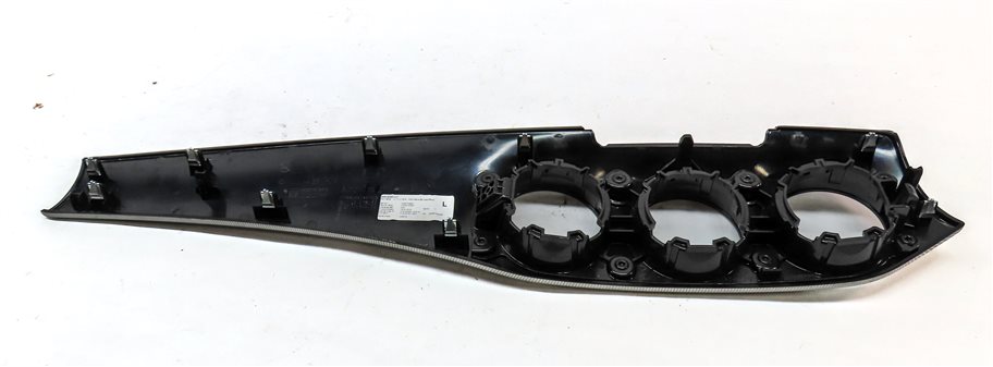 Thumbnail 5: 2016 MERCEDES GLA250 (X156) INTERIOR CENTER DASH VENT TRIM BEZEL (SILVER)