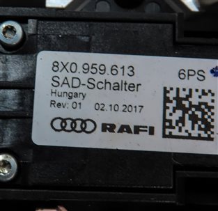 Thumbnail 8: 2018 AUDI Q3 (8U) FRONT OVERHEAD DOME LIGHT LAMP w/SUNROOF SWITCHES (BLACK)