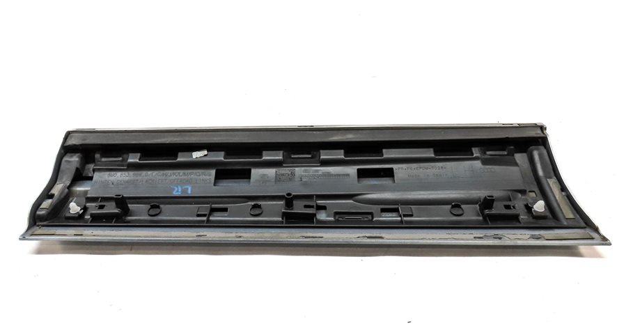 Thumbnail 5: 16-18 AUDI Q3 8U REAR LEFT LOWER DOOR TRIM MOULDING (SILVER)