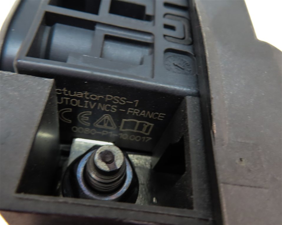 Thumbnail 8: 2013 AUDI A4 (B8 8K) 2.0L POSITIVE BATTERY TERMINAL OVERLAOD PROTECTION SWITCH