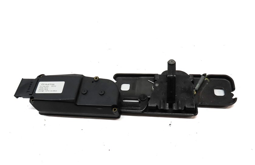 Thumbnail 2: 2013 AUDI Q5 (B8 8R) REAR TRUNK TAILGATE LIFTGATE HATCH STRIKER PLATE ACTUATOR