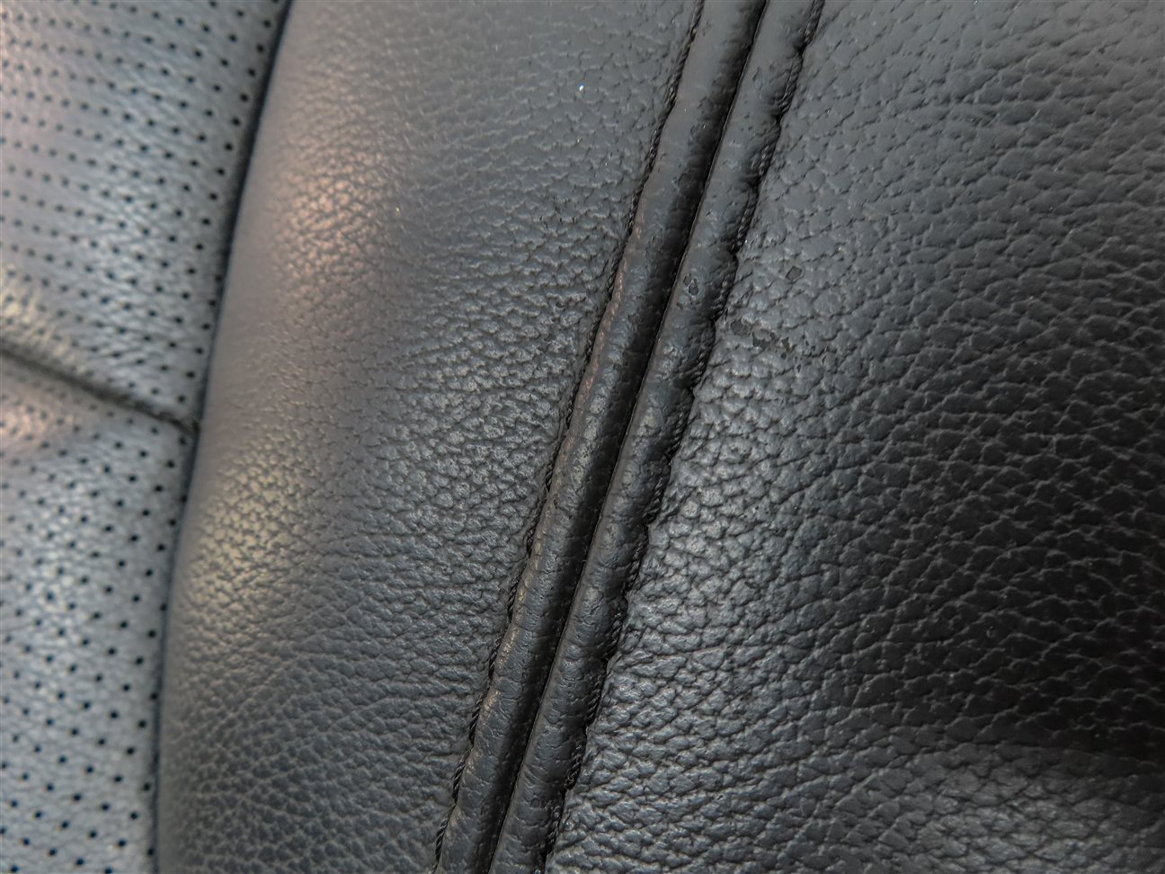 Thumbnail 10: 2017 LAND ROVER DISCOVERY (L462) REAR LEFT 2nd ROW BOTTOM SEAT CUSHION (BLACK)