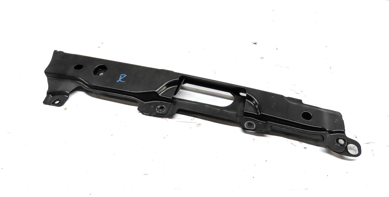 2017 LAND ROVER DISCOVERY (L462) FRONT RIGHT PASSENGER FENDER MOUNT BRACKET