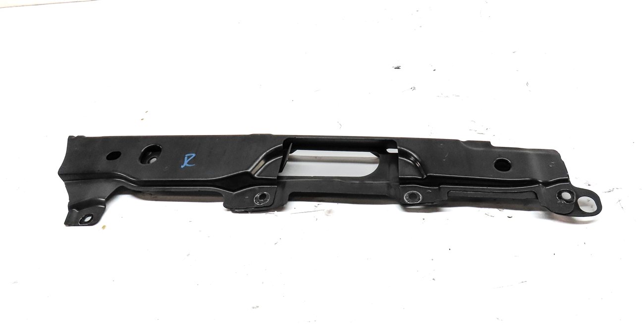 Thumbnail 2: 2017 LAND ROVER DISCOVERY (L462) FRONT RIGHT PASSENGER FENDER MOUNT BRACKET