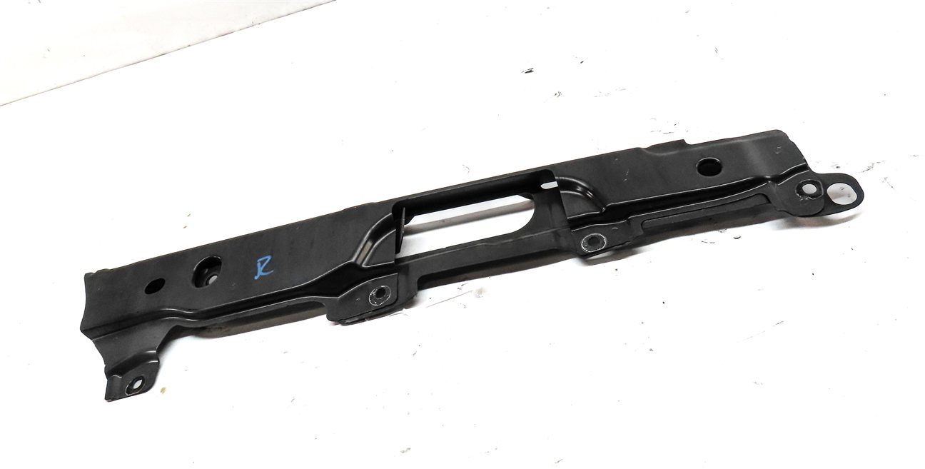Thumbnail 3: 2017 LAND ROVER DISCOVERY (L462) FRONT RIGHT PASSENGER FENDER MOUNT BRACKET