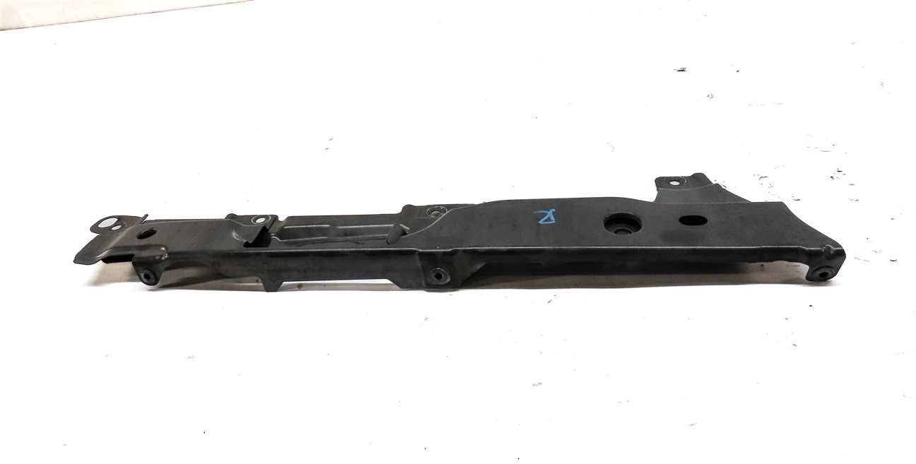 Thumbnail 4: 2017 LAND ROVER DISCOVERY (L462) FRONT RIGHT PASSENGER FENDER MOUNT BRACKET