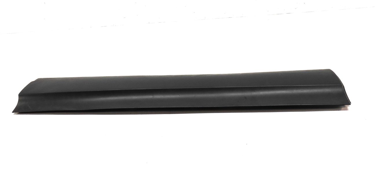Thumbnail 4: 2017 LAND ROVER DISCOVERY (L462) FRONT LEFT DRIVER LOWER DOOR TRIM MOULDING