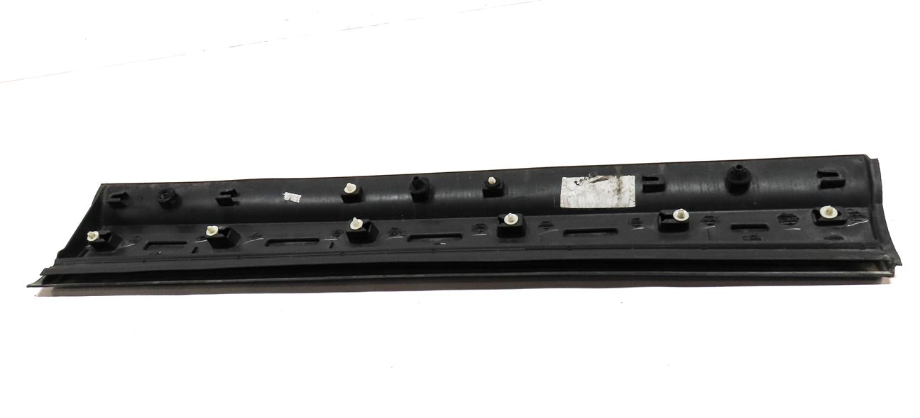 Thumbnail 5: 2017 LAND ROVER DISCOVERY (L462) FRONT LEFT DRIVER LOWER DOOR TRIM MOULDING