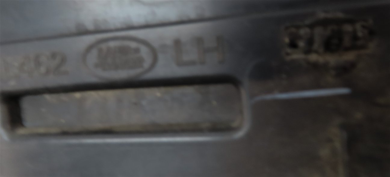 Thumbnail 6: 2017 LAND ROVER DISCOVERY (L462) FRONT LEFT DRIVER LOWER DOOR TRIM MOULDING