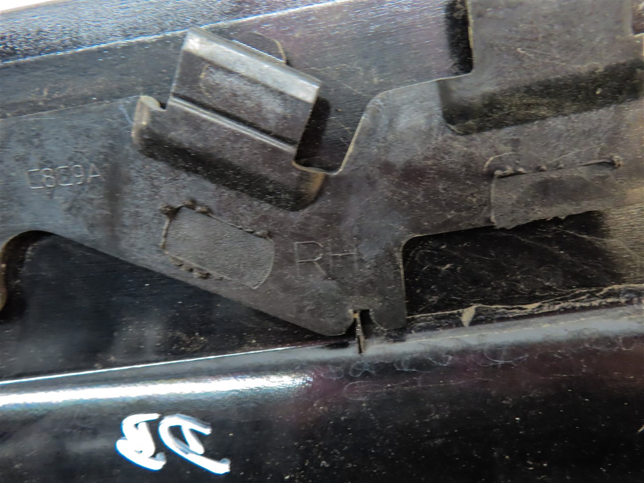 Thumbnail 6: 2017 LAND ROVER DISCOVERY (L462) REAR RIGHT QUARTER PANEL GLASS TRIM (BLACK)