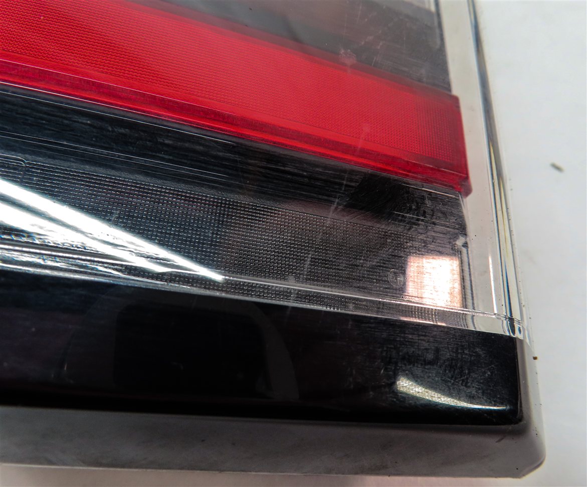 Thumbnail 6: 17-20 LAND ROVER DISCOVERY L462 REAR LEFT DRIVER OUTER QUARTER TAILLIGHT LAMP